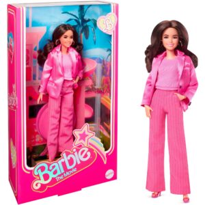 Mattel Barbie Signature The Movie - America Ferrera als Gloria Puppe zum Film im dreiteiligen Hosenanzug in Pink